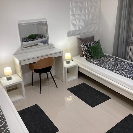 Apartman Sonas With Free Private Parking 카를로바츠 외부 사진