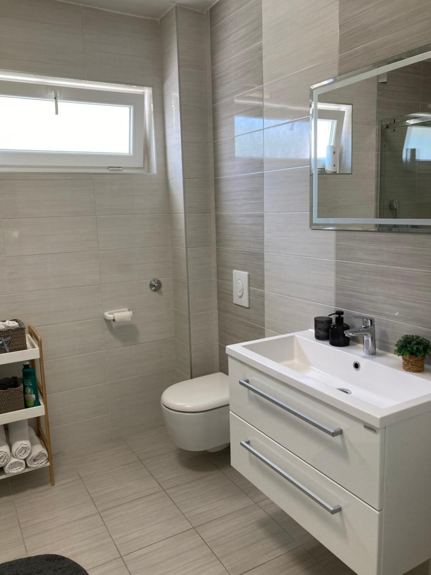 Apartman Sonas With Free Private Parking 카를로바츠 외부 사진