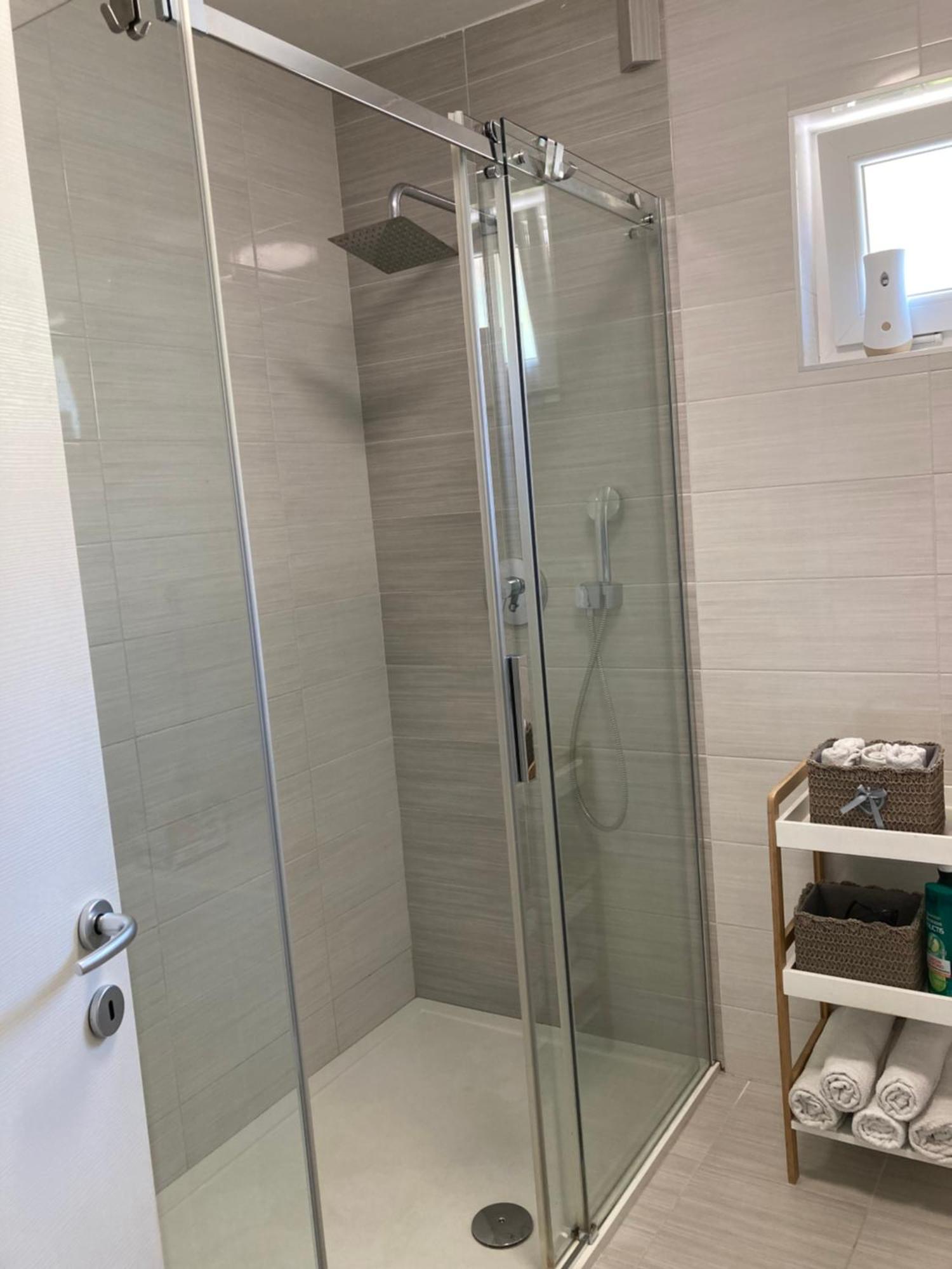 Apartman Sonas With Free Private Parking 카를로바츠 외부 사진